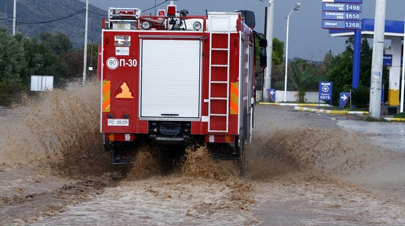 Απεγκλωβισμός μητέρας με τρία παιδιά από σπίτι στη Σαλαμίνα